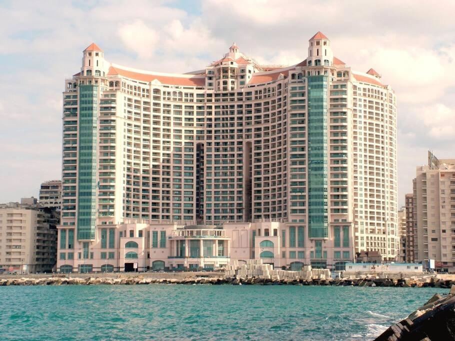 Luxury At Grand Plaza San Stefano, Prime Location With Access To Mega Mall And Four Seasons's Restaurants Apartment *