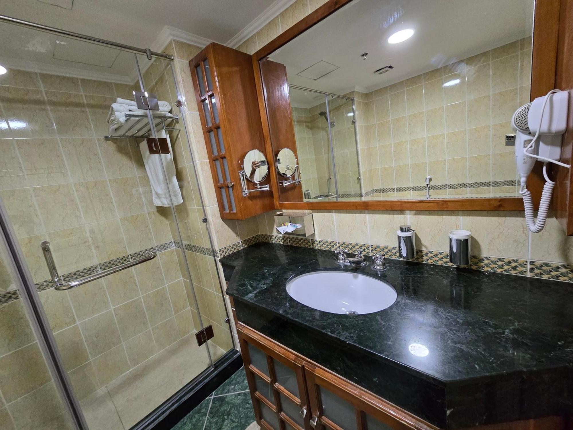 Luxury At Grand Plaza San Stefano, Prime Location With Access To Mega Mall And Four Seasons's Restaurants